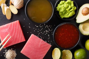 Asya malzemeyi yakın çekim ile ham orkinos biftek. Yatay üst v