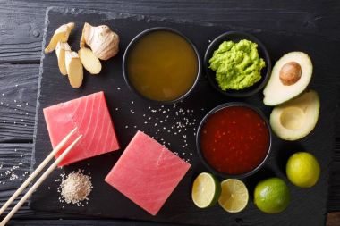 Japon mutfağı: cl yemek pişirmek için malzemelerle çiğ orkinos biftek