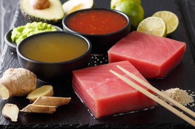 Soslar ve cl yemek pişirmek için diğer maddeler ile ham ton balığı filetosu