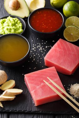 Asya tarzı: kapat-u yemek pişirmek için malzemelerle çiğ Taze orkinos