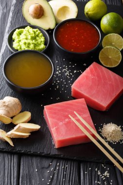 Malzemeler yakın çekim ile ham Taze orkinos hazırlanması. Vertica