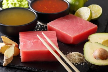 Asya soslar, avokado, kireç ve susam yakın çekim ile ham ton balığı. h