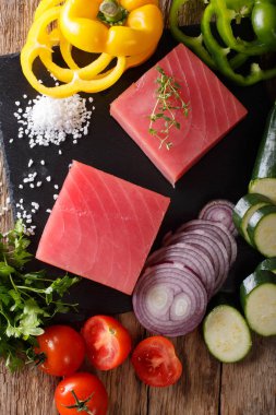 Ton balığı ve taze sebze, baharat makro çiğ biftek. Vertica