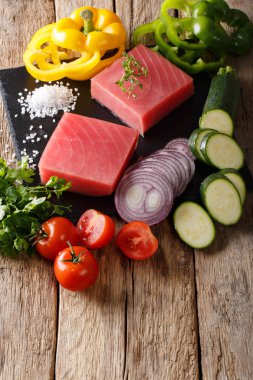 Sebze ve otlar yakın çekim ile iştah açıcı ton balığı filetosu. Verti