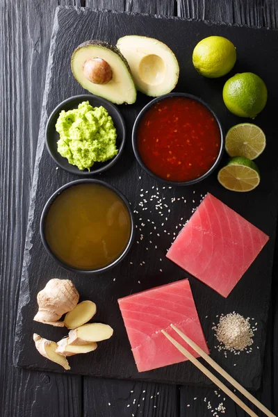 Cozinha japonesa: Bife de atum cru com ingredientes para cozinhar cl — Fotografia de Stock