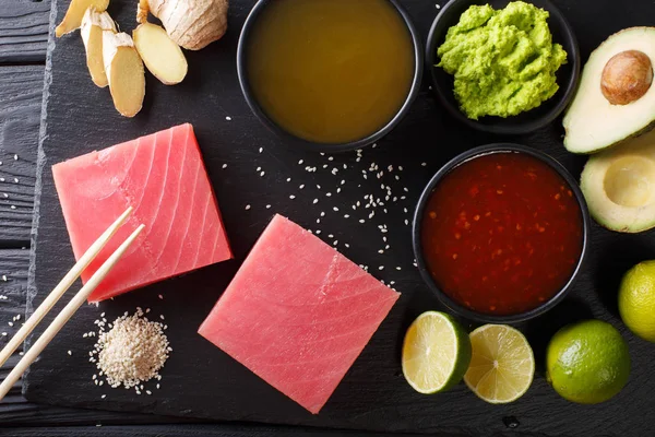 Estilo asiático: Atum fresco cru com ingredientes para cozinhar close-u — Fotografia de Stock