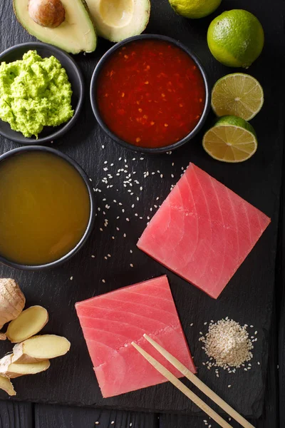 Gaya Asia: tuna segar mentah dengan bahan-bahan untuk memasak close-u — Stok Foto