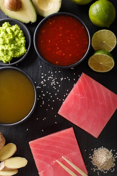 Bife de atum cru com ingredientes asiáticos close-up. Vertical top vie — Fotografia de Stock
