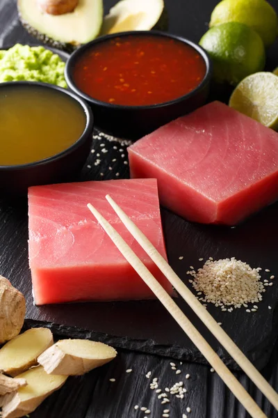 Japon mutfağı: cl yemek pişirmek için malzemelerle çiğ orkinos biftek