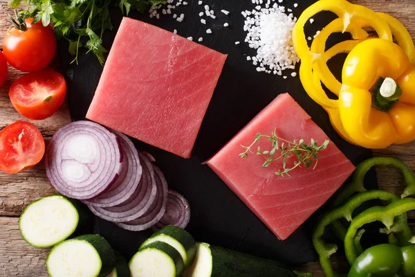 Filetes crudos de atún y verduras frescas, especias macro. horizonte — Foto de Stock