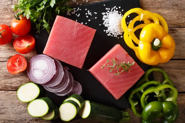 Ton balığı biber, soğan, domates, kabak ve g ile ham fileto