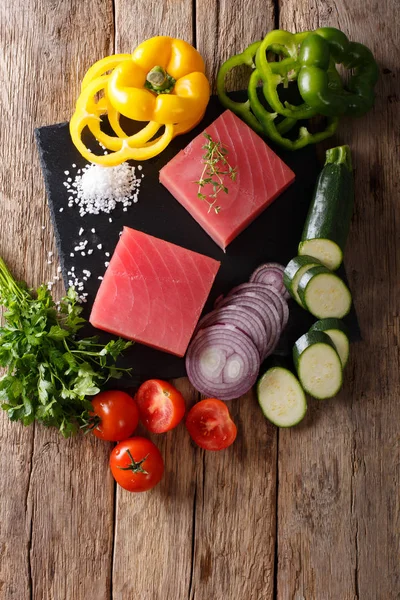 Ton balığı taze sebze ve baharat clo tarafından çevrili ham fileto