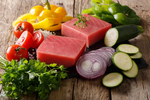 Rauwe tonijn met paprika, uien, tomaten, courgette en g kipfilet — Stockfoto