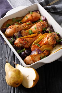 Pişmiş tavuk drumsticks kırmızı soğan, armut ve Yeşiller yakın