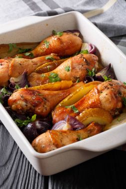 Kırmızı soğan ve Yeşiller, tatlım-Soya soslu fırında tavuk budu