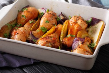 Tatlım armut ve kırmızı soğan yakın çekim ile pişmiş tavuk baget.