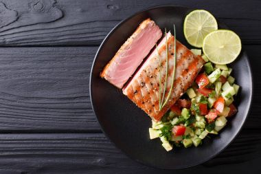 Taze pişmiş ızgara orkinos biftek avokado salatalık salsa CL