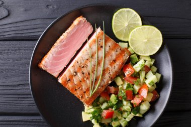 Avokado salatalık salsa closeup ile Meksika orkinos biftek. Horizont