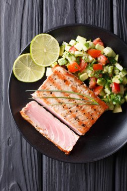 Avokado salatalık salsa closeup ile Meksika orkinos biftek. Dikey