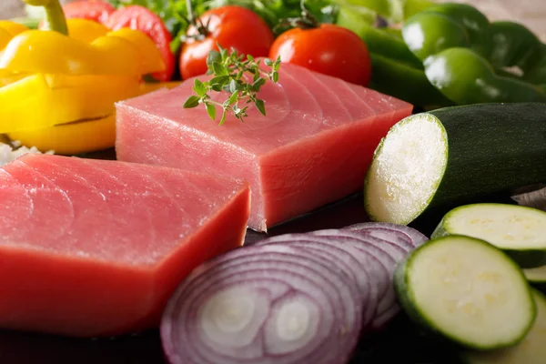 Daging mentah dari tuna dan sayuran segar, bumbu macro. cakrawala — Stok Foto