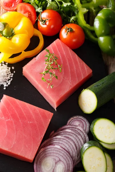 Ton balığı taze sebze ve baharat clo tarafından çevrili ham fileto