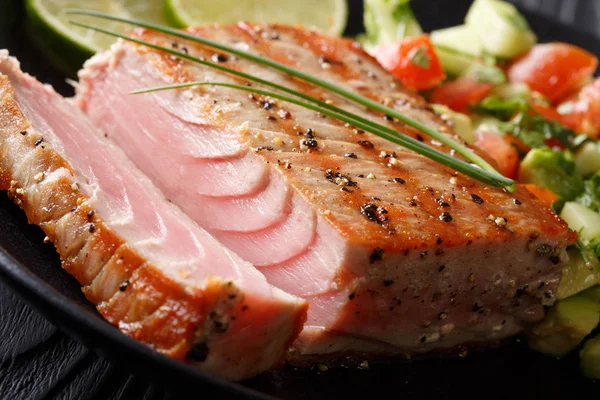 Bife grelhado delicioso em uma macro marinada de limão. horizontais — Fotografia de Stock