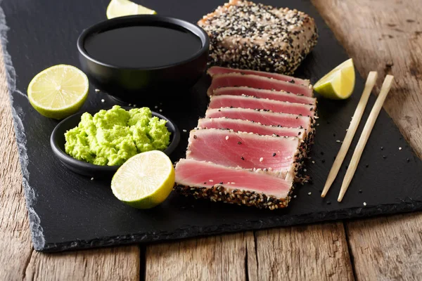 Sesame Seed Crusted Seared Tuna served with wasabi and sauce clo — Stock Photo, Image