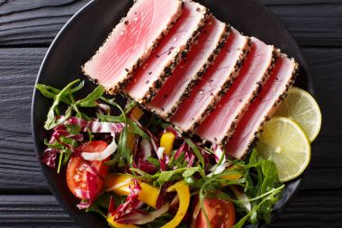 Kurutulmuş ahi tuna susam tohumu salataya siyah plaka cl ile kaplı