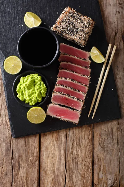 Bandeja de ardósia de pedra com bife de atum fatiado frito em sementes de gergelim. T — Fotografia de Stock