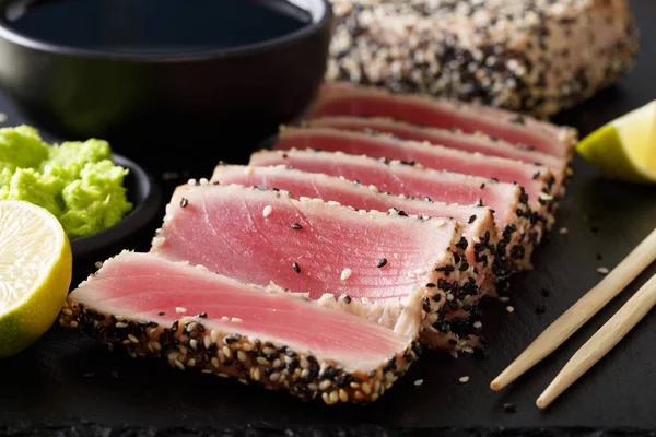 Seared ahi tuna with sesame seeds and soy sauce, wasabi, lime ma — Stock Photo, Image