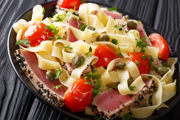 Fettuccine makarna Fried orkinos biftek susam ve sebze ile 