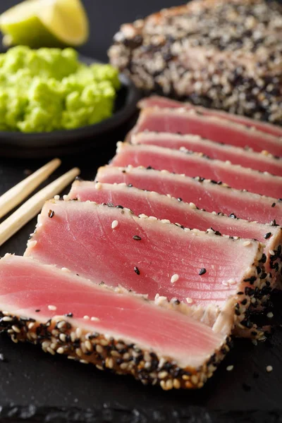 Seared ahi tuna coated sesame seeds with wasabi macro. Vertical — Stock Photo, Image