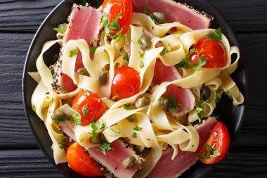 Tuna biftek, domates ve Kapari makro ile fettuccine makarna. Sayfanın Üstü