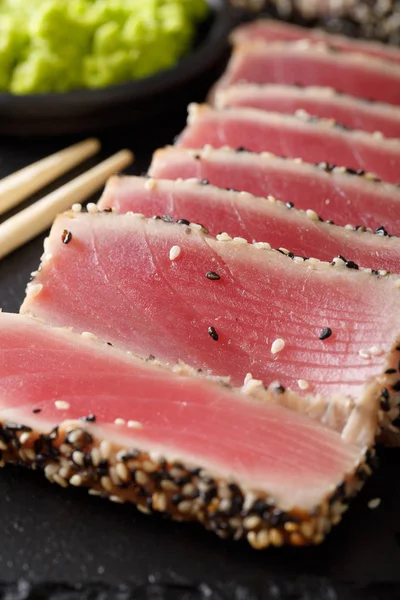 Refeição gourmet: um belo bife de atum em gergelim e wasabi macro . — Fotografia de Stock