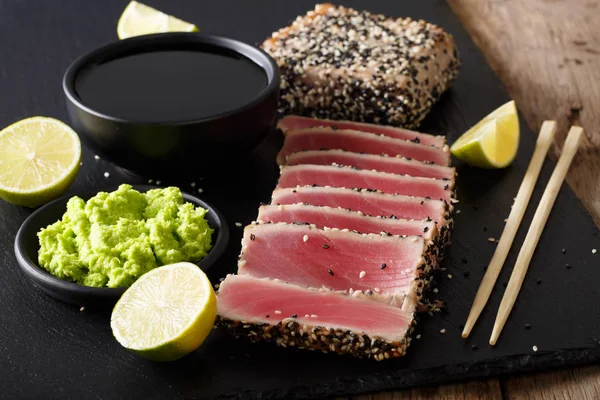 Stone slate tray with sliced tuna steak fried in sesame seeds. h — Stock Photo, Image