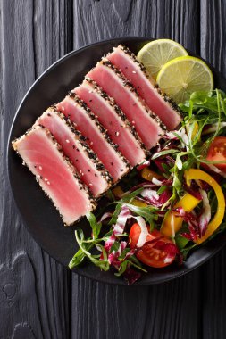 güzel yemek: susam, kireç ve taze salata orkinos biftek kapatın