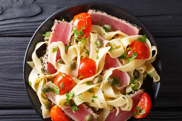 Феттучіні макарони з смажені стейк із тунця в кунжуту і овочів — стокове фото