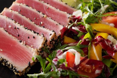 Susam taze sebze salatası yakın çekim ile orkinos biftek. 