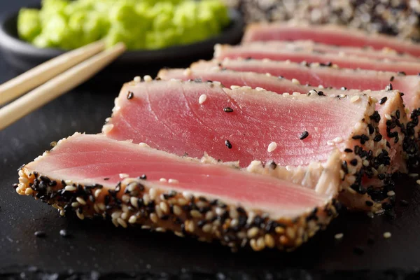 Beautiful food: sliced tuna steak with sesame macro. horizontal — Stock Photo, Image