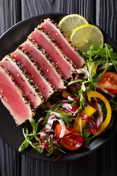 Kurutulmuş ahi tuna susam tohumu salataya siyah plaka cl ile kaplı