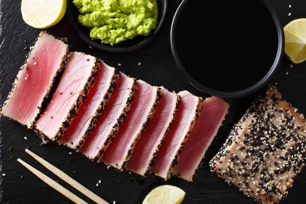 Semente de gergelim Crusted Seared Tuna servido com wasabi e molho clo — Fotografia de Stock