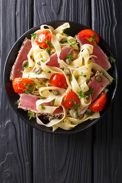 Смачні макарони з феттукцином зі стейком тунця, помідорами та каперсами — стокове фото