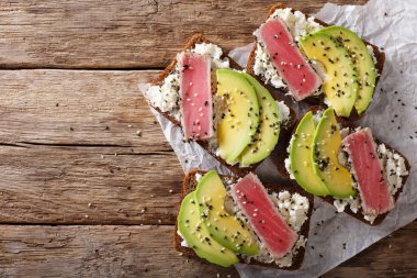 Susam, taze avokado ve krem ch içinde kızarmış ton balıklı sandviçle