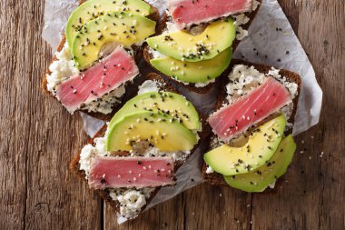 Taze pişmiş sandviç ile Kızartılmış ton balığı, avokado ve krem che