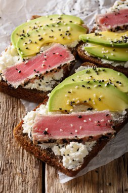 Susam, avokado ve c Kızartılmış ton balığı ile sağlıklı açık sandviçler