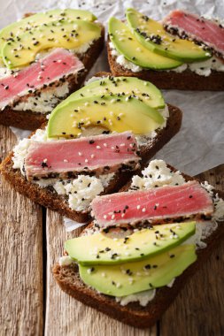 Taze pişmiş sandviç ile Kızartılmış ton balığı, avokado ve krem che