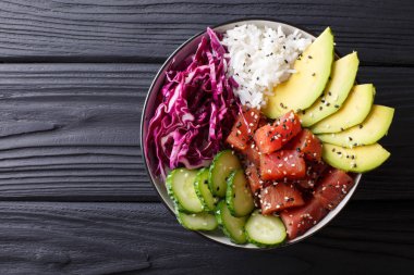 Ham organik Ahi Tuna Poke bir kase pirinç ve sebzeler yakın çekim. H