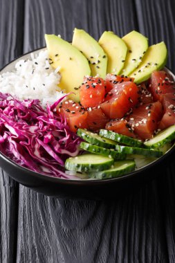 Ton balığı kase pirinç, salatalık, kırmızı lahana ve avokado clos ile poke