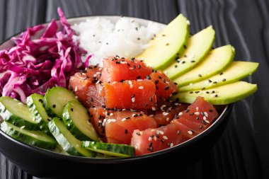 Ham organik Ahi Tuna Poke bir kase pirinç ve sebzeler yakın çekim. H