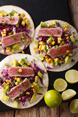 tortilla orkinos biftek, susam ve taze sebze yakın çekim. 